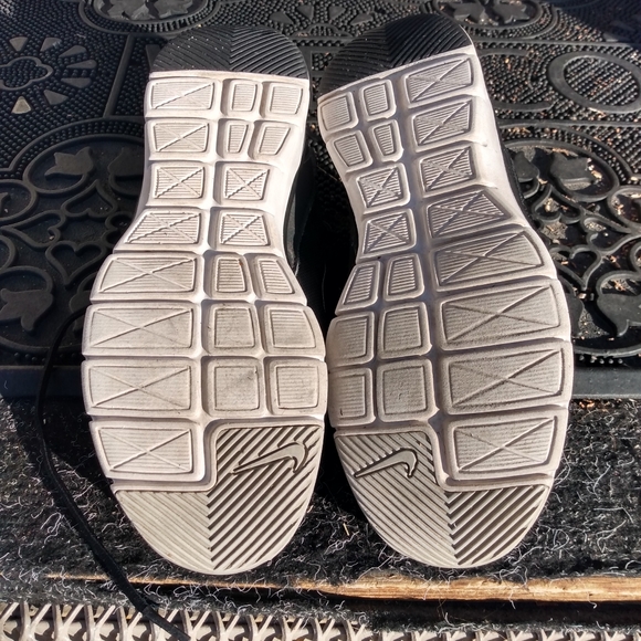 Women's Nike Core Trainer Sz 6 Running Shoes black and white - Picture 9 of 10